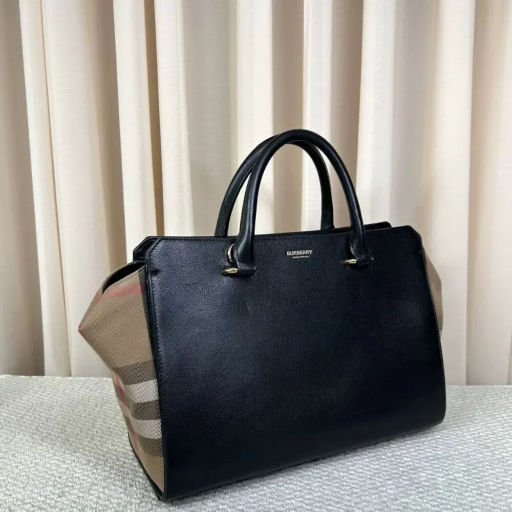 Burberry Women Pre-Loved Bag Very Good Condition - Picture 4 of 4